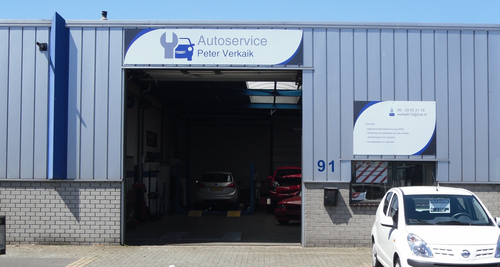 Het bord Autoservice Peter Verkaik boven de open werkplaatsdeur aan de Timmerwerf 91 in Heemskerk.